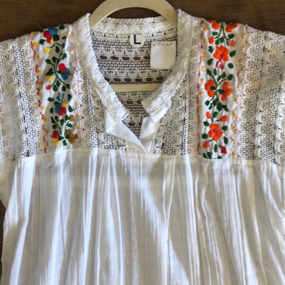 New Mexican Floral Embroidered Blouse Crochet Back - Picture 4 of 10